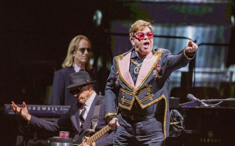 SIR ELTON JOHN DEFIENDE A MUJER DE AGRESIÓN