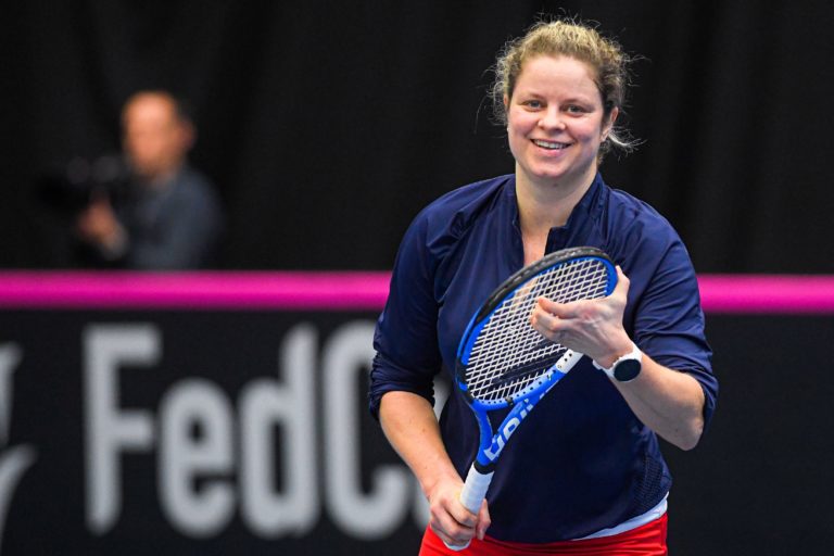 KIM CLIJSTERS ADELANTÓ SU REGRESO