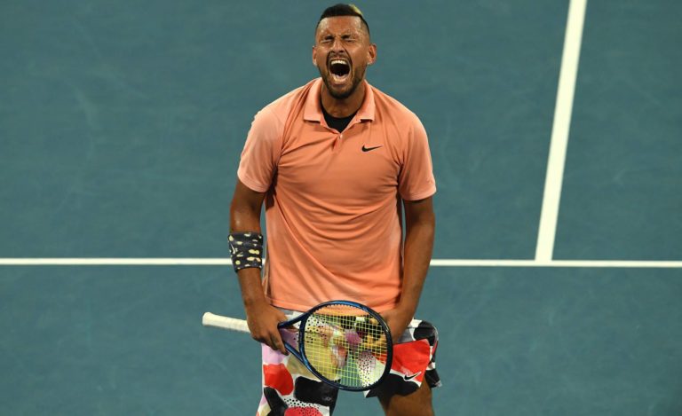 KYRGIOS DONA DESPENSAS Y LAS LLEVA HASTA LA PUERTA