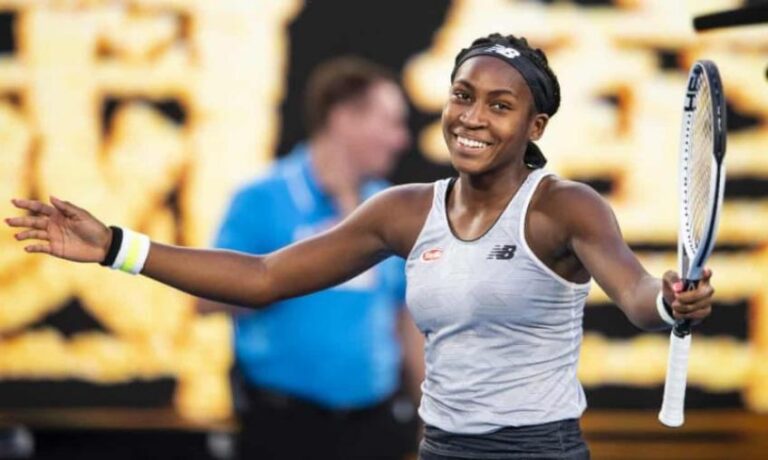 COCO GAUFF AVANZA A LA SIGUIENTE RONDA Y SIGUEN LAS BROMAS POR OLVIDAR SUS RAQUETAS
