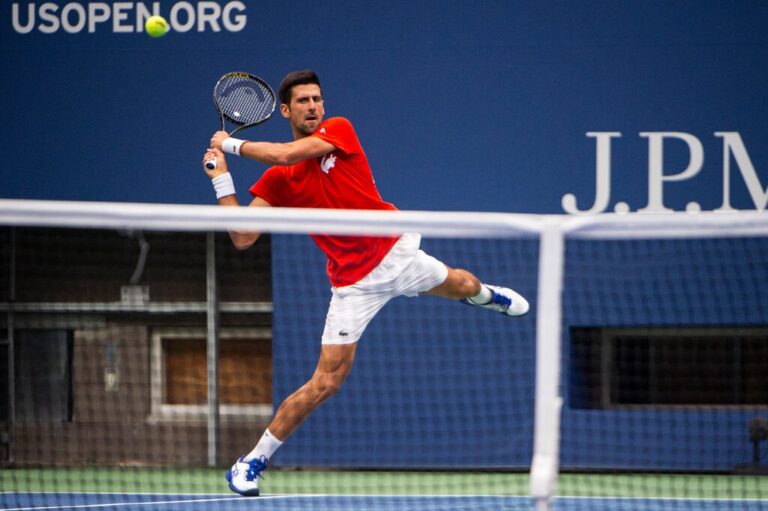 DJOKOVIC GOLPEA CON BOLA A JUEZ DE SILLA Y ES DESCALIFICADO DEL TORNEO
