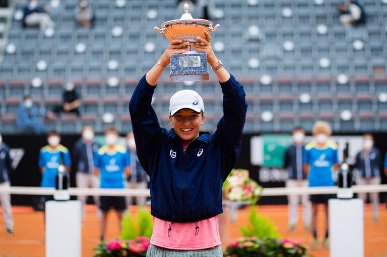 SWIATEK CONQUISTA ROMA DESPEDAZANDO A PLISKOVA