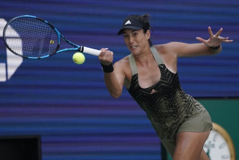 GARBIÑE MUGURUZA SE RETIRA DE MIAMI POR LESIÓN