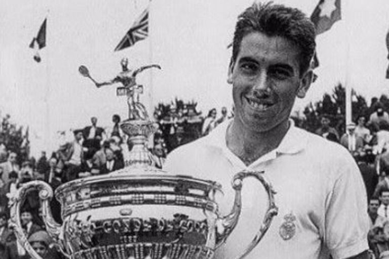 HOMENAJE A MANOLO SANTANA EN MARBELLA EN PLENA COPA DAVIS