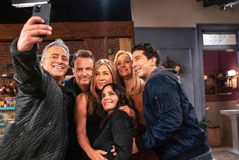 EN SU RECIENTE LIBRO MATTHEW PERRY HABLA SOBRE UN AMOR IMPOSIBLE POR JENNIFER ANISTON Y SU ROMPIMIENTO CON JULIA ROBERTS