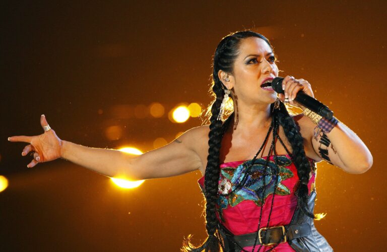 LILA DOWNS CIERRA EMOTIVO FESTIVAL DE DÍA DE MUERTOS EN EL AUDITORIO NACIONAL