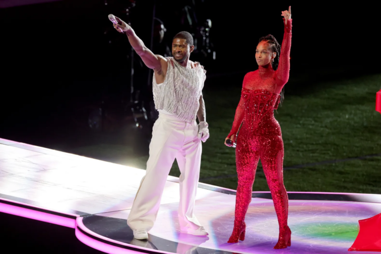ASÍ FUE LA PRESENTACIÓN DE USHER EN EL MEDIO TIEMPO DEL SUPER BOWL LVIII