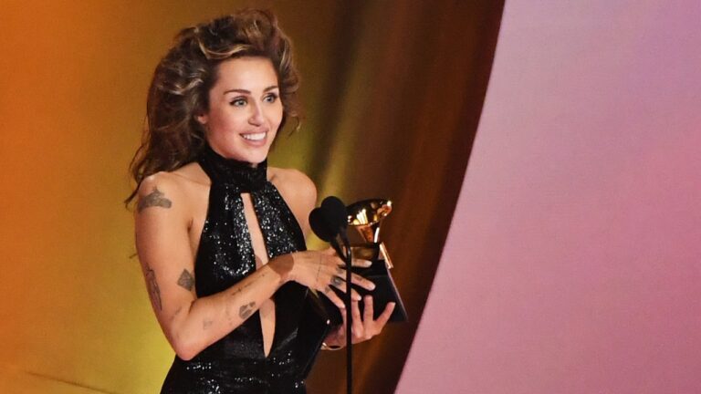 MILEY CIRUS OBTIENE SU PRIMER PREMIO GRAMMY POR LA CANCIÓN FLOWERSKarina Elián