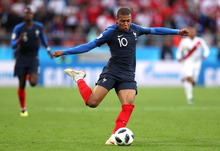 LOS AFICIONADOS DESPIDEN A MBAPPÉ TRAS SU ÚLTIMO PARTIDO CON EL PSG EN PARÍS
