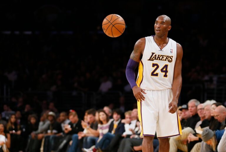 LOS LAKERS DEVELAN UNA NUEVA ESTATUA DE KOBE BRYANT Y SU HIJA EN SU ESTADIOKarina Elián
