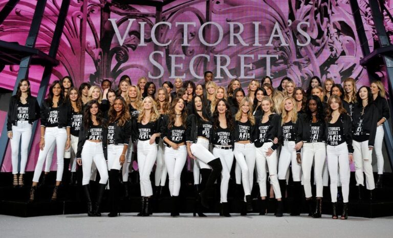 VICTORIA’S SECRET FASHION SHOW REGRESA ENCABEZADO POR LA ICÓNICA CHER
