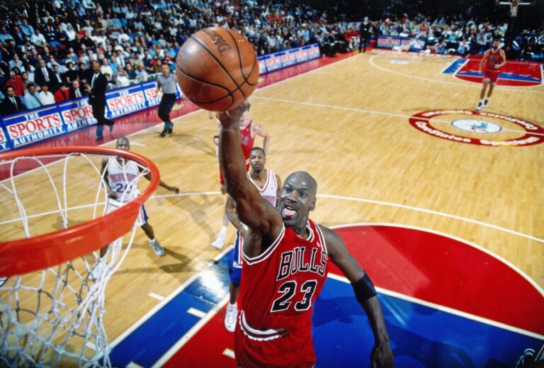 ¿CUÁL FUE EL COSTO DE LA CAMISETA DE MICHAEL JORDAN EN RECIENTE SUBASTA?