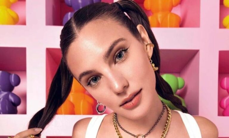 MACARENA ACHAGA Y ETAM PRESENTAN UNA COLECCIÓN DE SWIMWEAR PARA EL VERANO DEL 2025