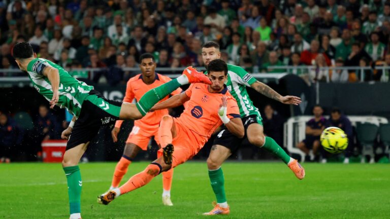 Barcelona vuelve a remontar y vence 3-5 al Betis en un partido lleno de altibajos