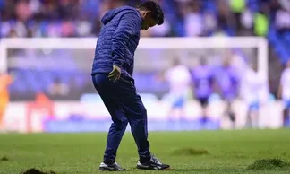 Larcamón y Cocca cuestionan el estado de la cancha en Puebla tras el debut de Cruz Azul