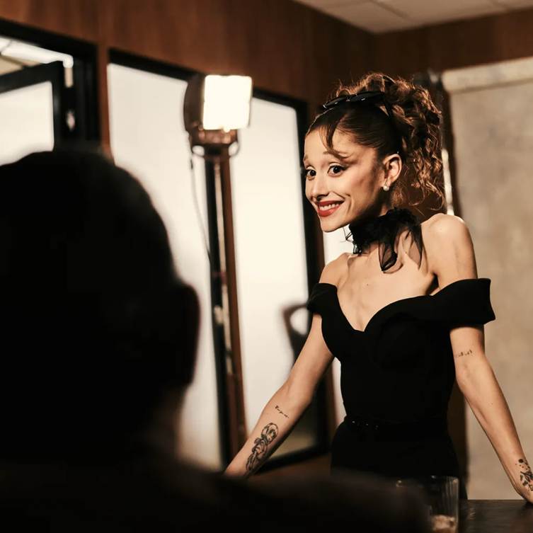 ARIANA GRANDE DESATA LA POLÉMICA CON “PETAL” UN SANGRIENTO ALEGATO VISUAL QUE REAVIVA EL DEBATE SOBRE SU IMAGEN CORPORAL