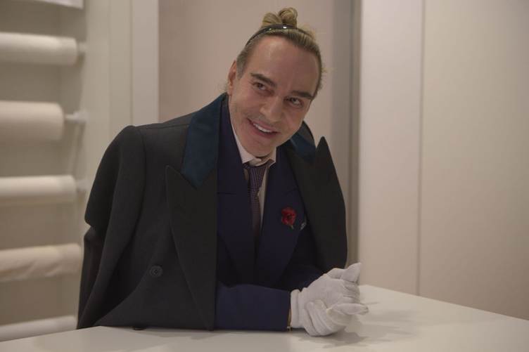 EL LÍMITE DEL PERDÓN EN LA ALTA COSTURA SE ENMARCA CON LA CANCELACIÓN DE LA EXPOSICIÓN DE JOHN GALLIANO PARA 2027
